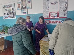 Библиотекарь Раздольненской сельской библиотеки провела беседу "Российское общество делает выбор"