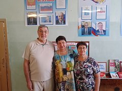 Хранитель музейных предметов провела экскурсию для родных Героя Советского Союза И.М.Хрущева