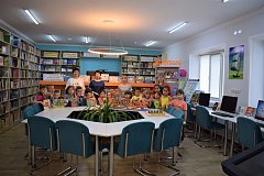  Для воспитанников детского сада "Родничок" сотрудники Детской библиотеки провели экскурсию - знакомство «Книг волшебная страна, в гости ждет тебя она»