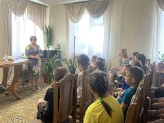 Воспитанники детского оздоровительного лагеря "Солнышко" побывали на экскурсии в отделе ЗАГС администрации Краснопартизанского района