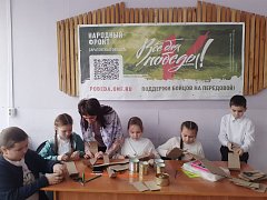 Юные жители Краснопартизанского района своими руками готовят окопные свечи для наших бойцов