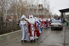 Предновогоднее Шествие Дедов Морозов принесло радость жителям района