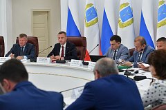 Глава региона Роман Бусаргин провел постоянно действующее совещание. Обсуждалась текущая обстановка в регионе, реализация нацпроектов и госпрограмм Президента Владимира Путина.