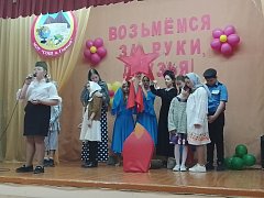 В школе п.Горный прошел большой фестиваль "Возьмемся за руки, друзья!"