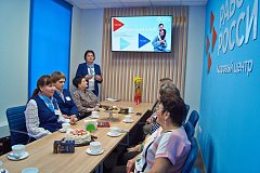 В преддверии весеннего женского праздника в Кадровом центре Краснопартизанского района провели мастер-класс, посвященный женскому макияжу