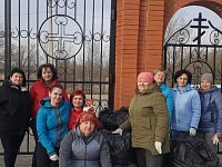В преддверии Пасхи жители п.Горный убрались на территории у храма