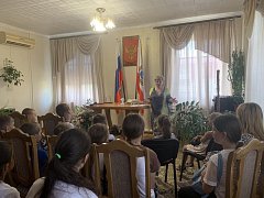 Воспитанники детского оздоровительного лагеря "Солнышко" побывали на экскурсии в отделе ЗАГС администрации Краснопартизанского района